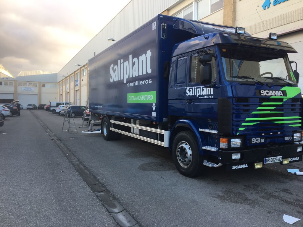 camión rotulado con vinilo saliplant